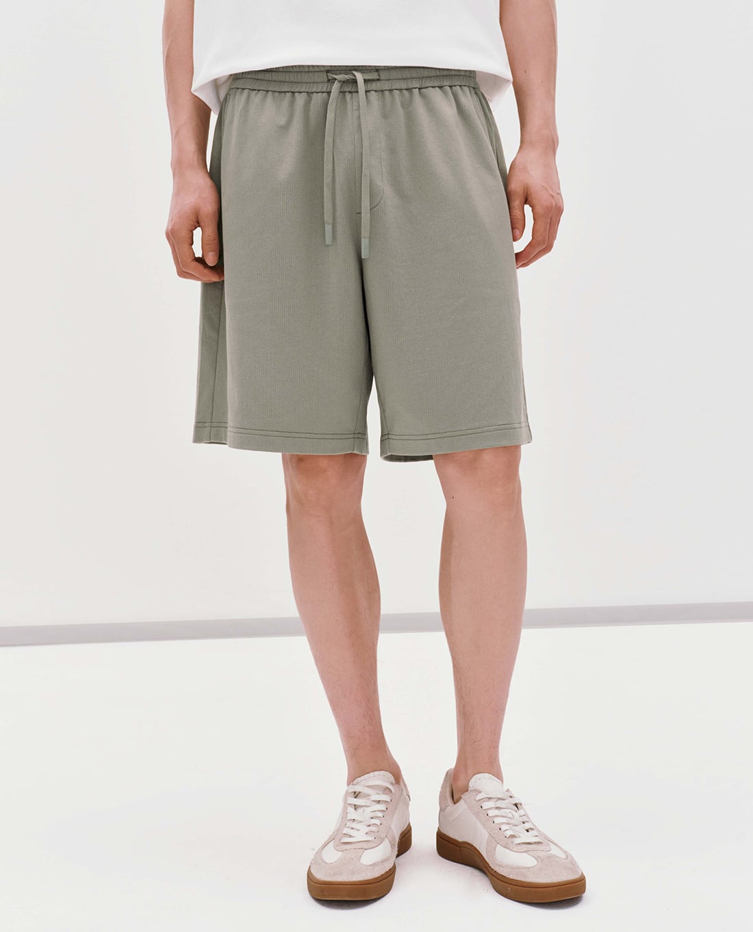 URBAN REVIVO - Quần short nam ống rộng lưng thun dây rút