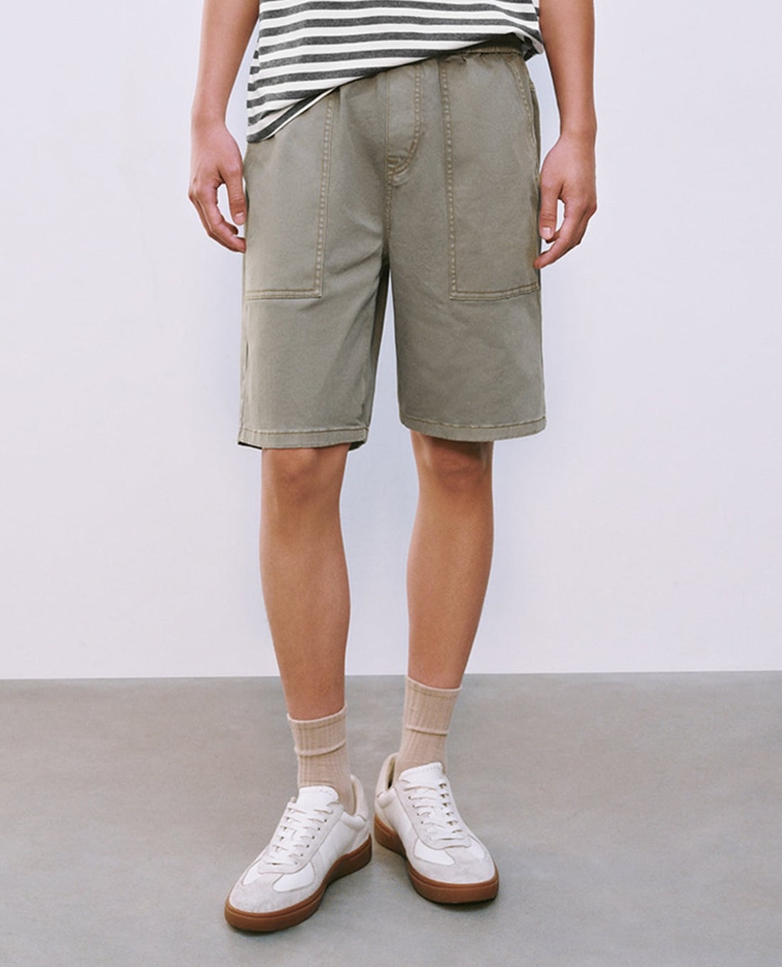 URBAN REVIVO - Quần short jeans nam phối túi hộp