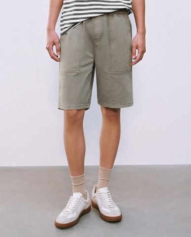  URBAN REVIVO - Quần short jeans nam phối túi hộp 