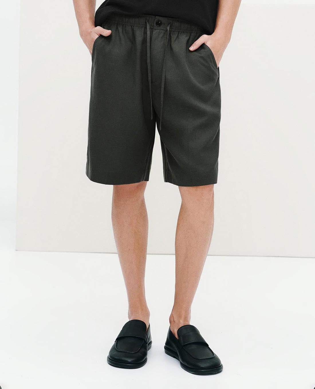 URBAN REVIVO - Quần short nam ống rộng lưng thun