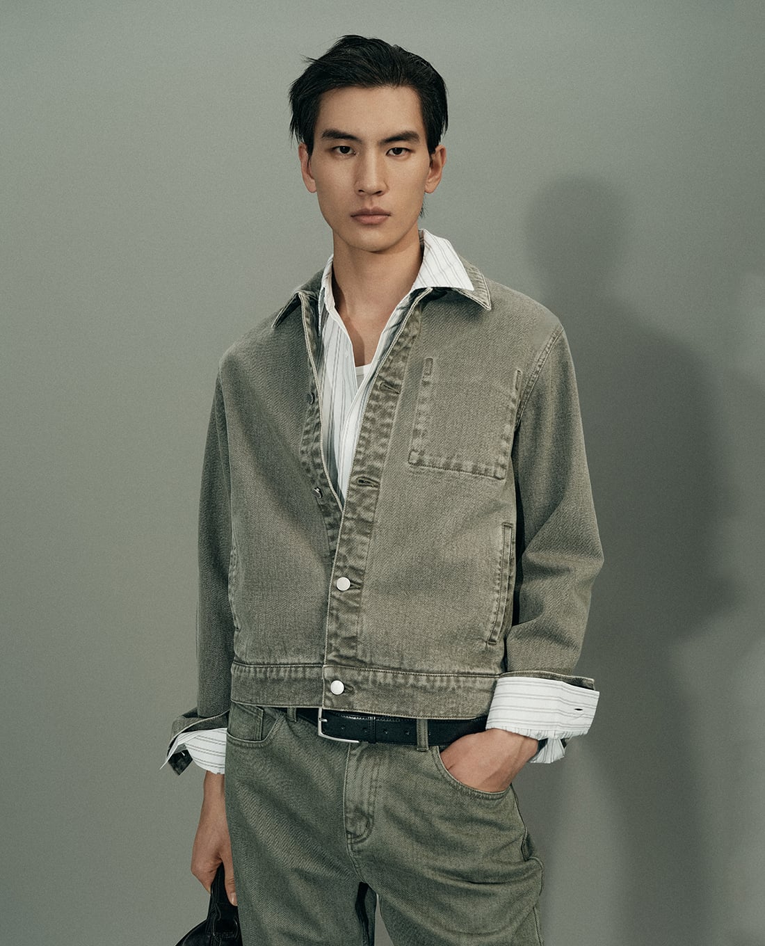 URBAN REVIVO - Áo khoác denim nam cổ bẻ tay dài phối nút