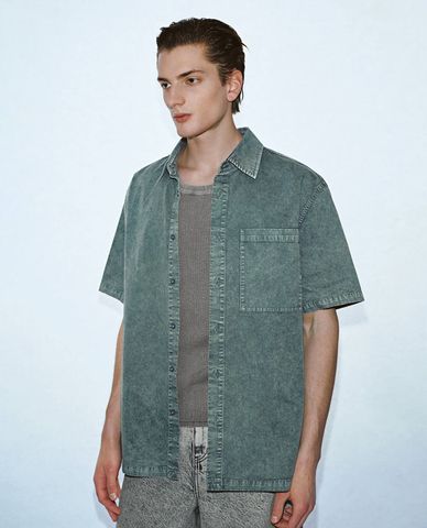  URBAN REVIVO - Áo sơ mi denim nam tay ngắn wash bạc 
