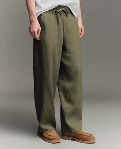  URBAN REVIVO - Quần nam ống rộng lưng thun phối dây rút 