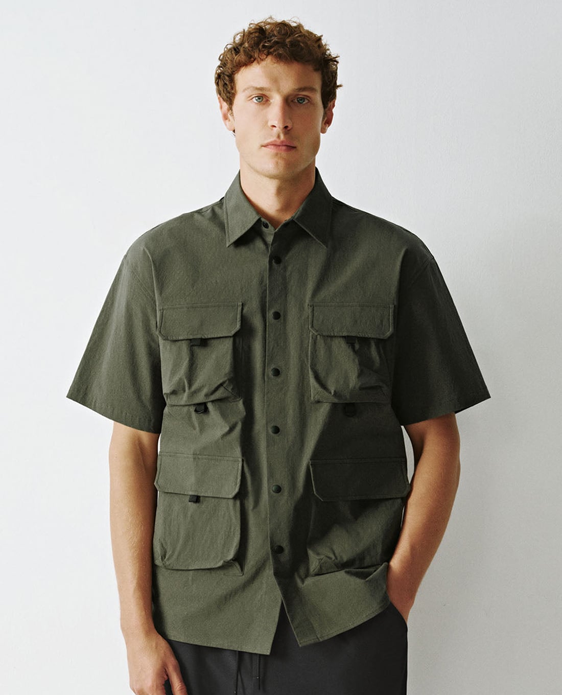 URBAN REVIVO - Áo sơ mi nam cổ bẻ tay ngắn phối túi