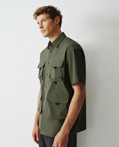  URBAN REVIVO - Áo sơ mi nam cổ bẻ tay ngắn phối túi 