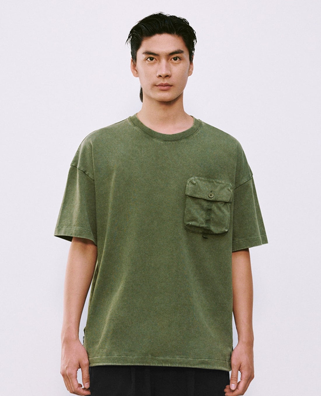 URBAN REVIVO - Áo thun nam cổ tròn tay ngắn phối túi hộp