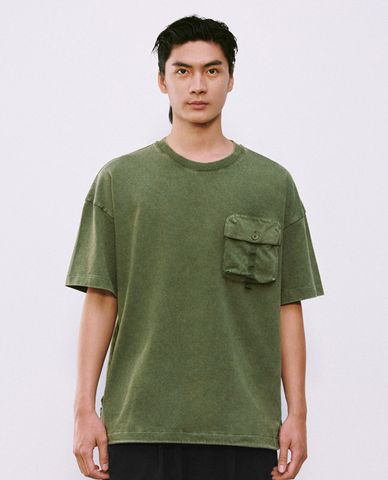  URBAN REVIVO - Áo thun nam cổ tròn tay ngắn phối túi hộp 