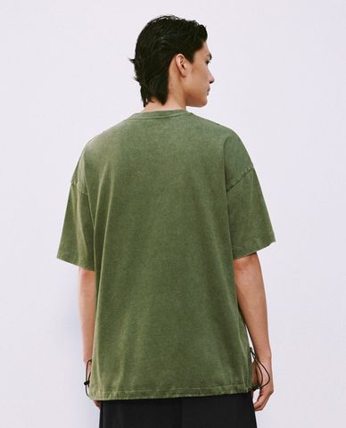  URBAN REVIVO - Áo thun nam cổ tròn tay ngắn phối túi hộp 