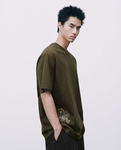  URBAN REVIVO - Áo thun nam cổ tròn tay ngắn thêu họa tiết 
