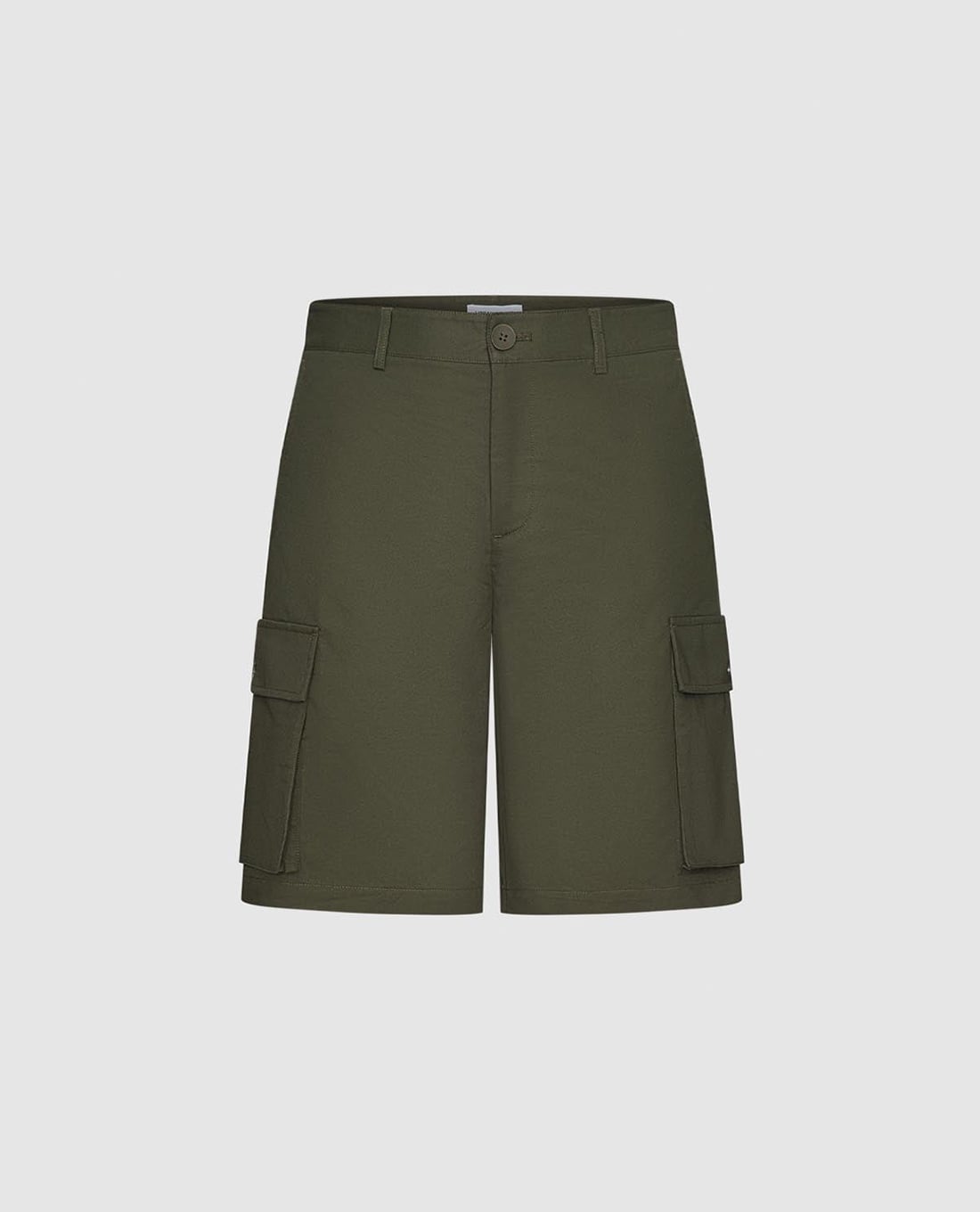 URBAN REVIVO - Quần short nam ngang gối phối túi hộp