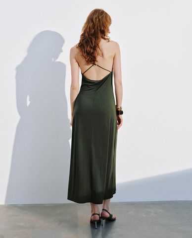  URBAN REVIVO - Đầm hai dây midi cổ yếm phom suông 