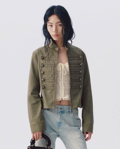  URBAN REVIVO - Áo khoác croptop nữ cổ trụ tay dài phối khuy 