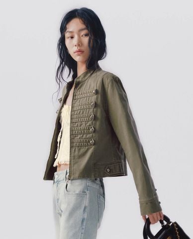  URBAN REVIVO - Áo khoác croptop nữ cổ trụ tay dài phối khuy 