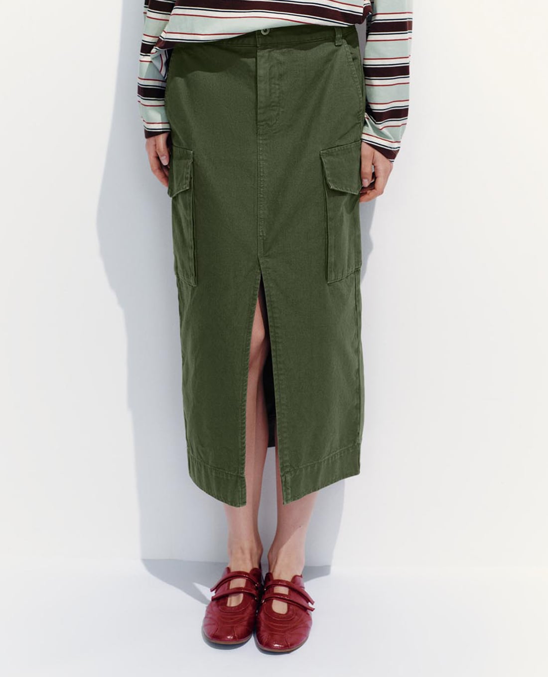 URBAN REVIVO - Chân váy denim midi xẻ tà phối túi