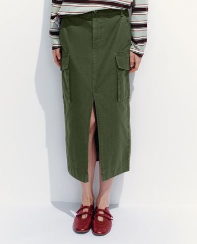  URBAN REVIVO - Chân váy denim midi xẻ tà phối túi 