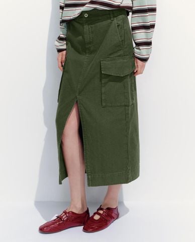  URBAN REVIVO - Chân váy denim midi xẻ tà phối túi 