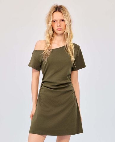  URBAN REVIVO - Đầm trễ vai mini tay ngắn nhún eo 