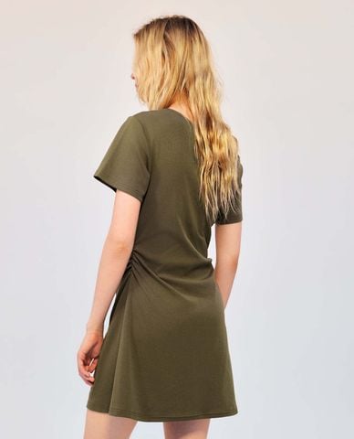  URBAN REVIVO - Đầm trễ vai mini tay ngắn nhún eo 