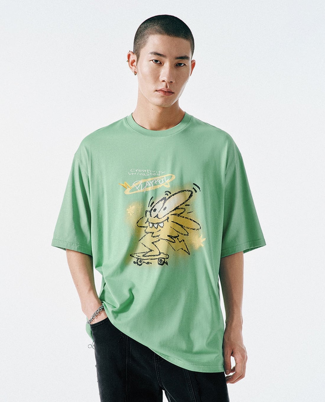 URBAN REVIVO - Áo thun nam cổ tròn tay ngắn in họa tiết