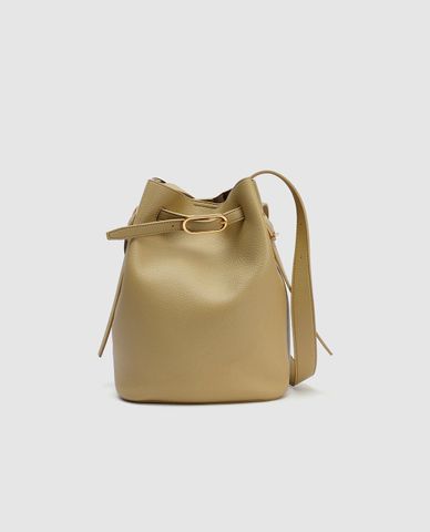  URBAN REVIVO - Túi rút dây nữ phối đai khoá kim loại 