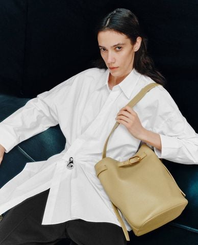  URBAN REVIVO - Túi rút dây nữ phối đai khoá kim loại 