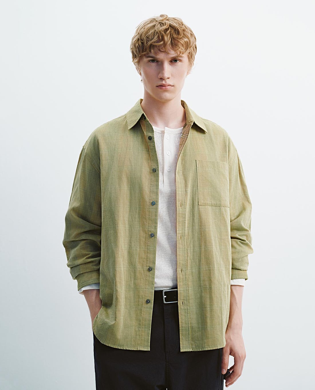 URBAN REVIVO - Áo sơ mi nam cổ bẻ tay dài kẻ sọc