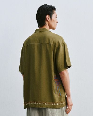  URBAN REVIVO - Áo sơ mi nam cổ bẻ tay ngắn thêu họa tiết 