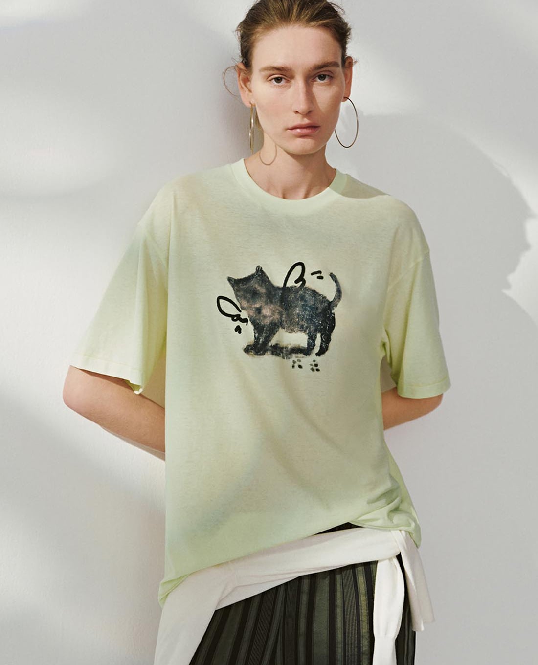 URBAN REVIVO - Áo thun nữ cổ tròn tay ngắn in họa tiết