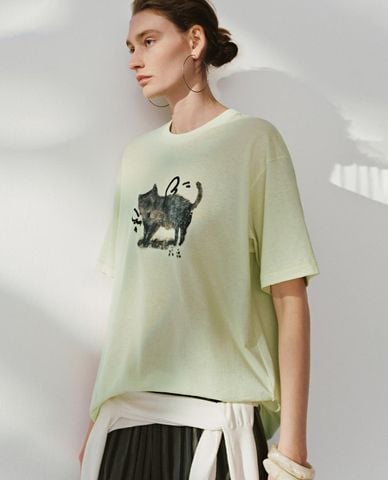  URBAN REVIVO - Áo thun nữ cổ tròn tay ngắn in họa tiết 