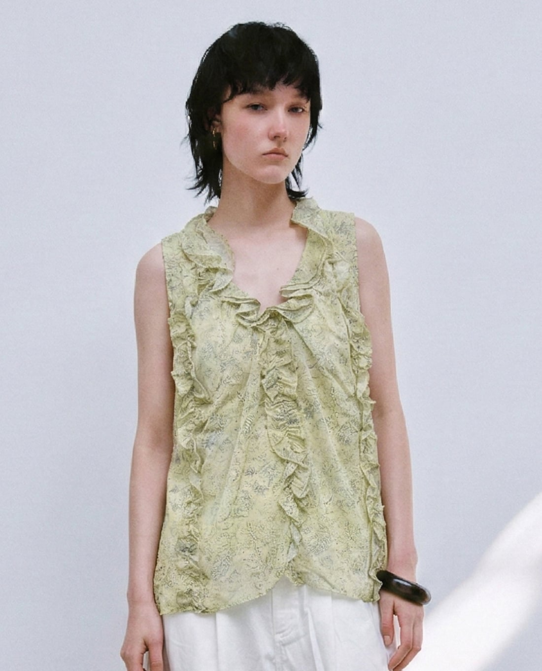 URBAN REVIVO - Áo sát nách nữ cổ V bèo nhún phối họa tiết