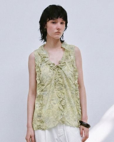  URBAN REVIVO - Áo sát nách nữ cổ V bèo nhún phối họa tiết 