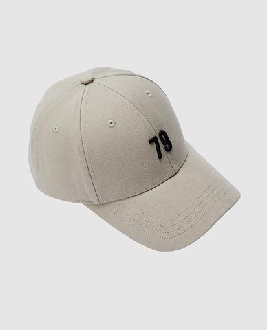 URBAN REVIVO - Nón bóng chày nam thêu số năng động 