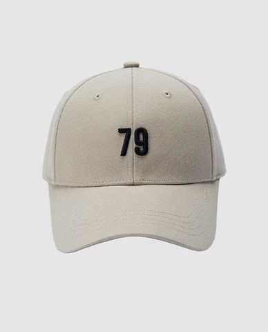  URBAN REVIVO - Nón bóng chày nam thêu số năng động 