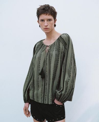  URBAN REVIVO - Áo kiểu nữ tay phồng họa tiết bohemian 