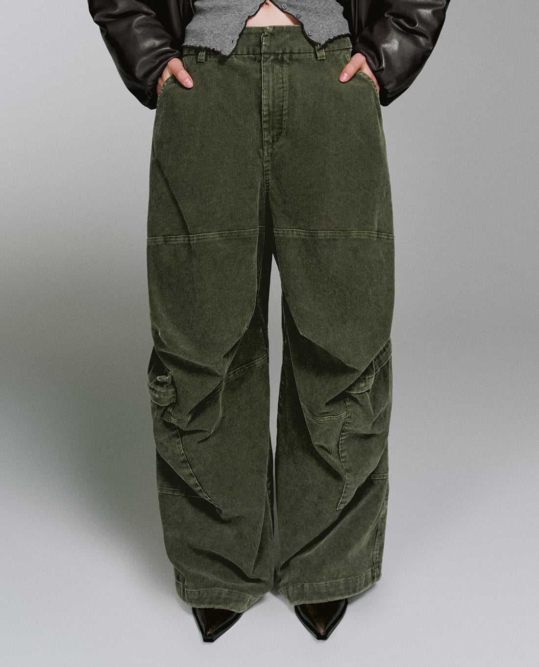 URBAN REVIVO - Quần nữ ống rộng xếp nếp phối túi hộp