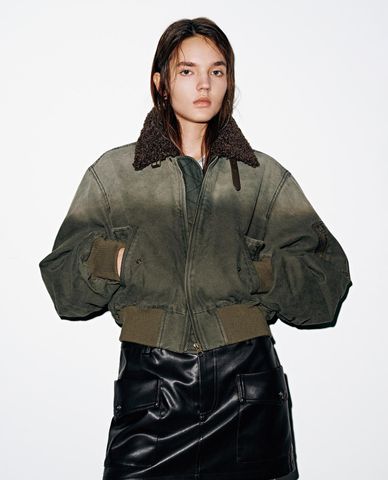 URBAN REVIVO - Áo khoác bomber nữ cổ lông phom croptop 