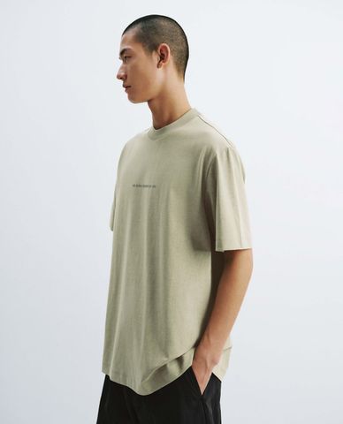  URBAN REVIVO - Áo thun nam cổ tròn tay ngắn in chữ 