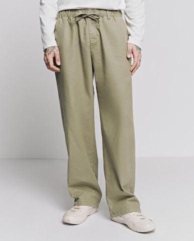  URBAN REVIVO - Quần nam ống đứng lưng thun 