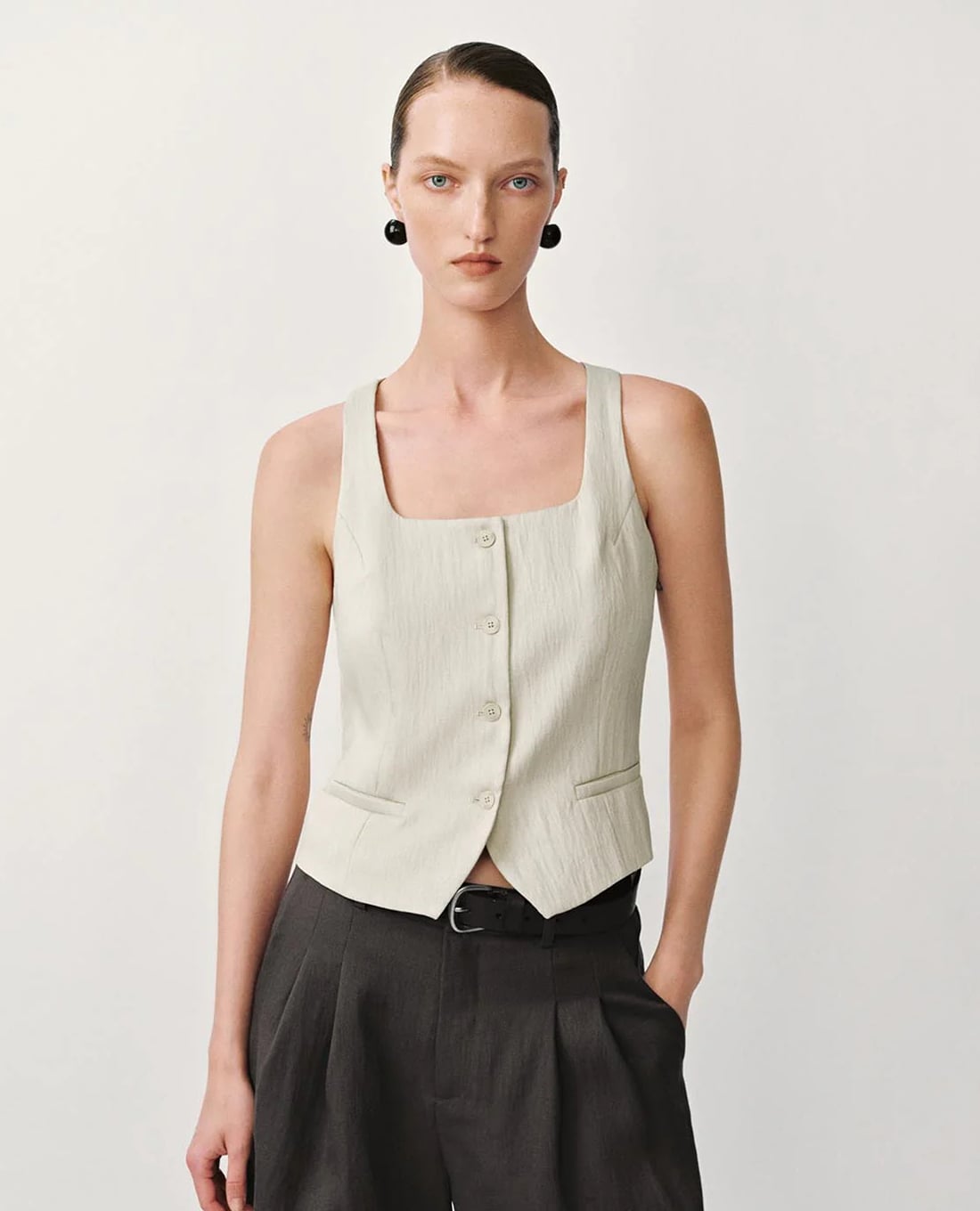 URBAN REVIVO - Áo khoác gilet nữ cổ vuông phối nút