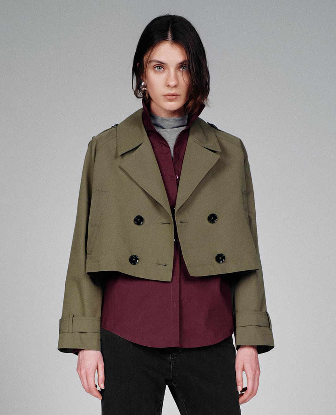 URBAN REVIVO - Áo khoác croptop nữ cổ bẻ hai hàng khuy