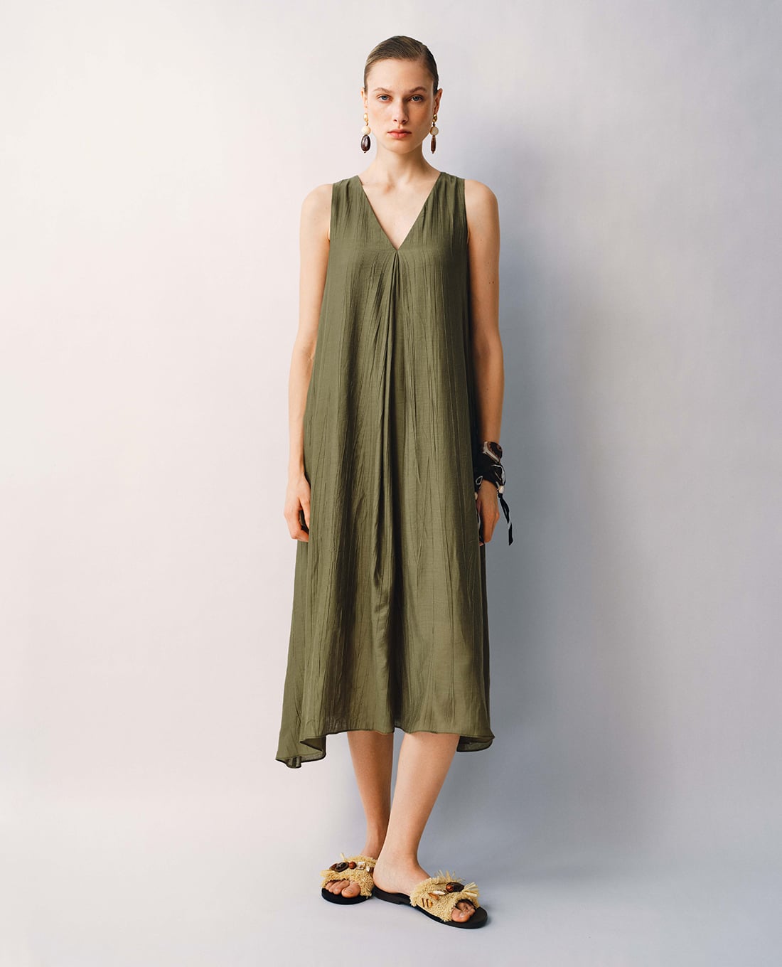 URBAN REVIVO - Đầm sát nách midi cổ V phối dây thắt