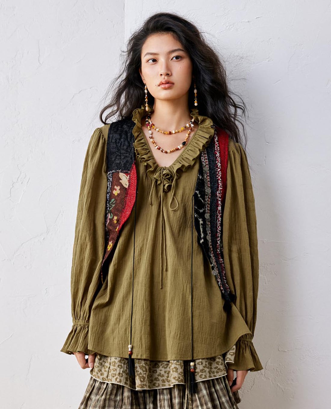 URBAN REVIVO - Áo kiểu nữ cổ V tay dài viền bèo nhún