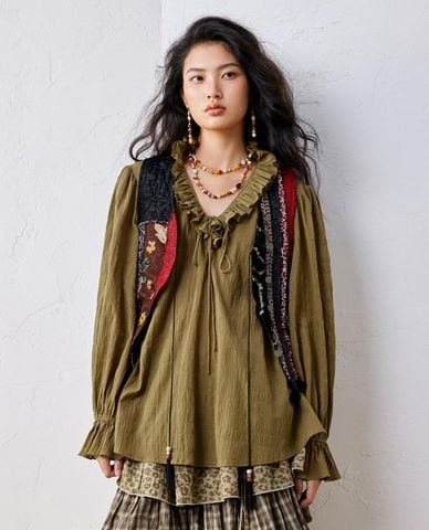  URBAN REVIVO - Áo kiểu nữ cổ V tay dài viền bèo nhún 