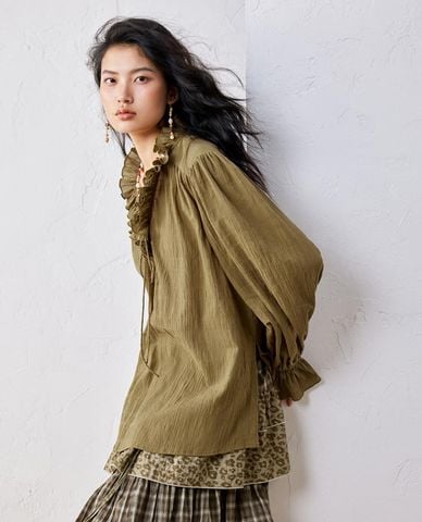  URBAN REVIVO - Áo kiểu nữ cổ V tay dài viền bèo nhún 