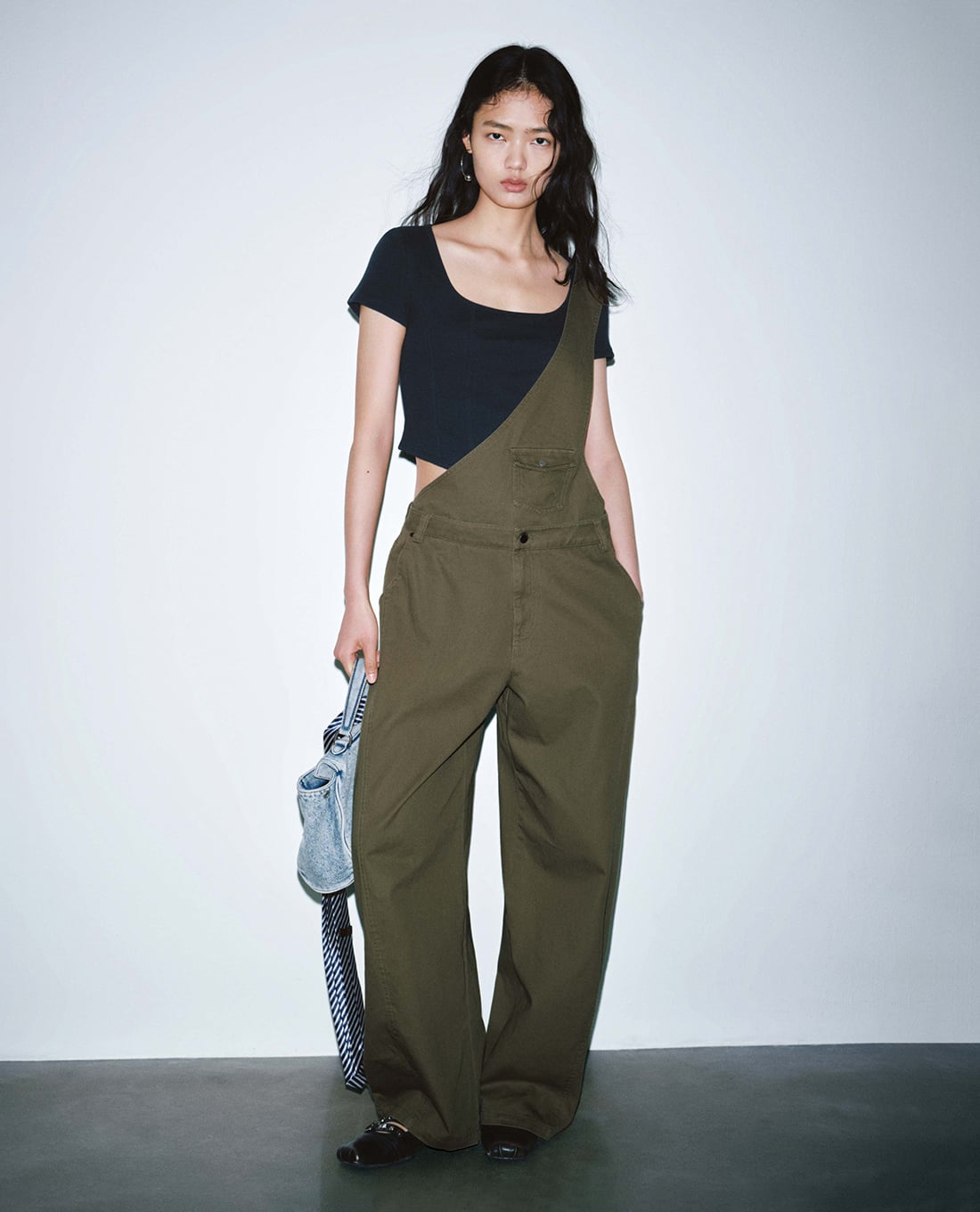 URBAN REVIVO - Jumpsuits nữ ống rộng bất đối xứng
