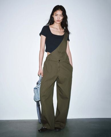  URBAN REVIVO - Jumpsuits nữ ống rộng bất đối xứng 
