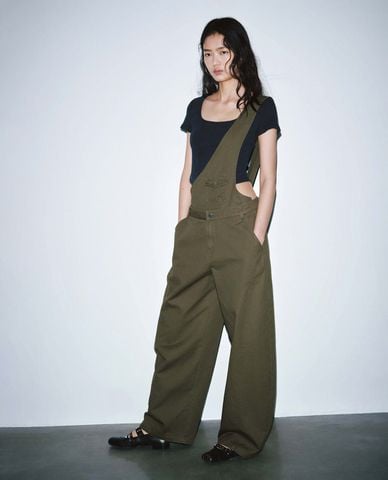  URBAN REVIVO - Jumpsuits nữ ống rộng bất đối xứng 