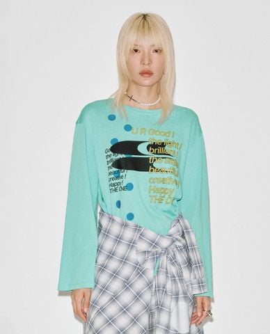  URBAN REVIVO - Áo thun nữ cổ tròn tay dài in họa tiết 