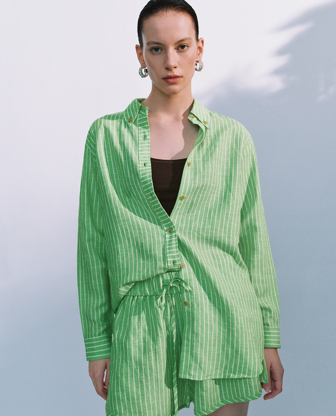 URBAN REVIVO - Áo sơ mi nữ cổ bẻ tay dài kẻ sọc