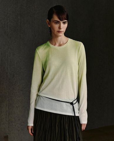  URBAN REVIVO - Áo thun nữ cổ tròn tay dài chuyển sắc 